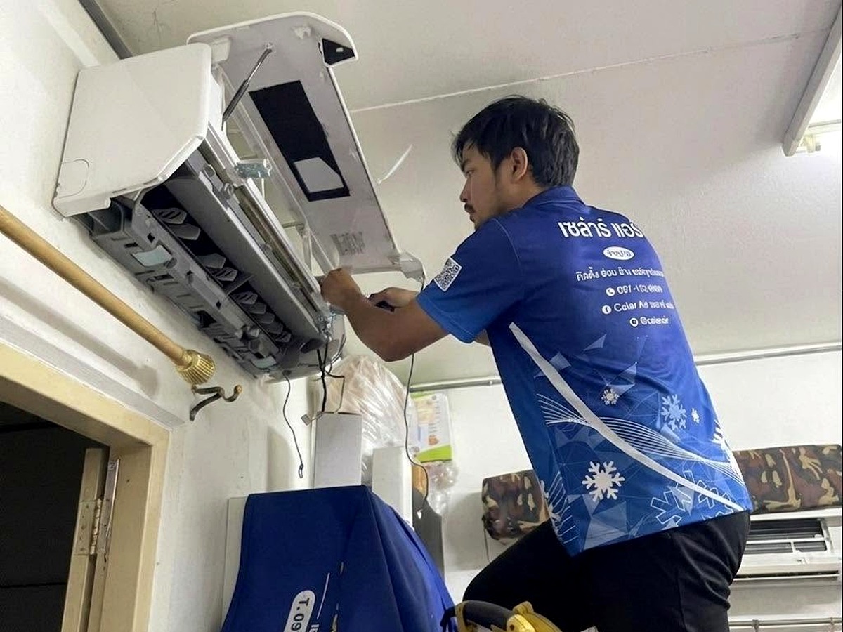 ช่างกำลังถอดชิ้นส่วนเครื่องปรับอากาศ